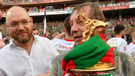 5 мая. Москва. "Локомотив" - "Зенит" - 1:0. Юрий СЕМИН (справа) и Илья ГЕРКУС с чемпионским кубком.