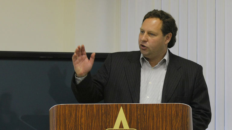 Константин САРСАНИЯ на вручении дипломов тренерам в РГУФК. Фото Александр ВИЛЬФ Константин САРСАНИЯ на вручении дипломов тренерам в РГУФК. Фото Александр ВИЛЬФ