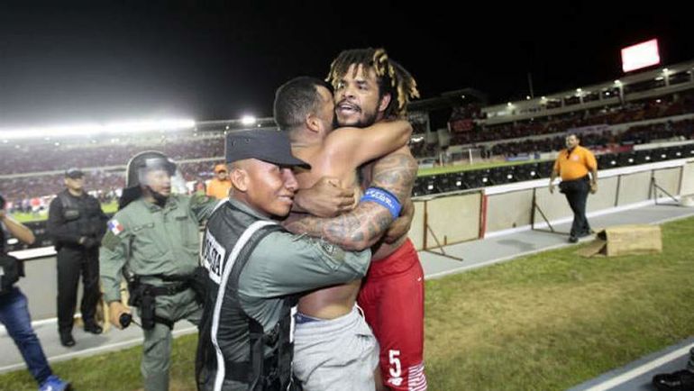 Роман Торрес, только что забивший мяч Коста-Рике, в объятиях болельщика и полицейского. Фото Deporte Total USA Роман Торрес, только что забивший мяч Коста-Рике, в объятиях болельщика и полицейского. Фото Deporte Total USA