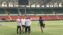 Нападающий Мохамед Салах вышел на тренировку сборной Египта в Грозном, но не работает в общей группе.