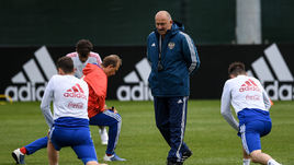 Главный тренер сборной России Станислав ЧЕРЧЕСОВ (в центре).