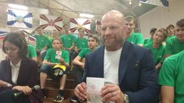 Знаменитому американскому бойцу ММА Джеффу Монсону вручают российский паспорт.