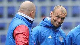 15 июня 2017 года. Москва. Полузащитник Денис ГЛУШАКОВ (второй справа) и главный тренер сборной России Станислав ЧЕРЧЕСОВ (второй слева) с Мирославом РОМАЩЕНКО (слева) и Романом ШИШКИНЫМ.