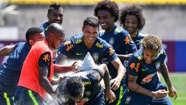 Вторник. Сочи. Бразильцы поздравили защитника ФАГНЕРА (в центре на переднем плане) с днем рождения, разбив об его голову несколько яиц и засыпав мукой.