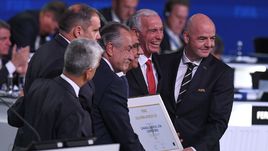 Президент ФИФА Джанни ИНФАНТИНО (справа) с представителями заявочного комитета ЧМ-2026 Карлосом КОРДЕЙРО (третий справа) Десио ДЕ МАРИЕЙ СЕРРАНО (третий слева), Стивом РИДОМ (второй справа).