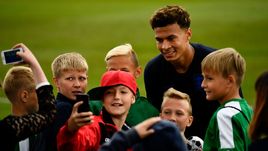 Среда. Зеленогорск. Игрок сборной Англии Деле АЛЛИ фотографируется с детьми после открытой тренировки сборной Англии.