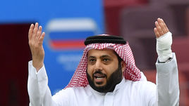 Среда. Москва. Министр спорта Саудовской Аравии Турки Аль-Шейх на тренировке сборной своей страны в Лужниках.