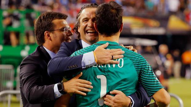 Пицци обнимает вратаря сборной Чили Клаудио Браво. Фото 24Horas Пицци обнимает вратаря сборной Чили Клаудио Браво. Фото 24Horas