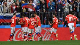 Четверг. Москва. Россия - Саудовская Аравия - 5:0. Радость россиян после первого гола Юрия ГАЗИНСКОГО.