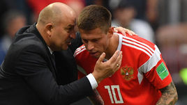 Четверг. Москва. Лужники. Россия – Саудовская Аравия – 5:0. Станислав ЧЕРЧЕСОВ (слева) и Федор СМОЛОВ.