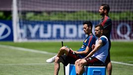 Июнь. Краснодар. Серхио БУСКЕТС (слева) и ЖОРДИ АЛЬБА (в центре) на тренировке сборной Испании.