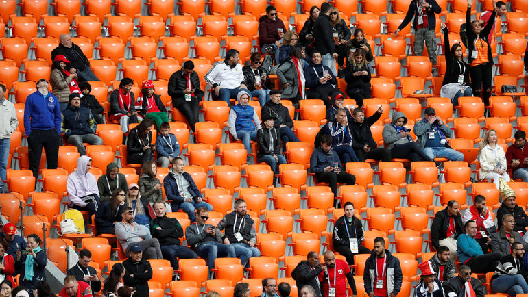 Пятница. Екатеринбург. Пустые места на центральной трибуне. Фото REUTERS Пятница. Екатеринбург. Пустые места на центральной трибуне. Фото REUTERS