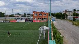 Июнь. Миллерово. Денис Глушаков на свои деньги построил стадион и создал детскую команду "Родина".