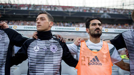 8 июня. Леверкузен. Германия - Саудовская Аравия - 2:1. Месут ЕЗИЛ (слева) и Илкай ГЮНДОГАН.