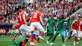 Четверг. Москва. Лужники. Россия - Саудовская Аравия - 5:0. 12-я минута. Юрий ГАЗИНСКИЙ открывает счет.