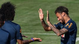 Четверг. Сочи. МАРСЕЛУ (слева) и НЕЙМАР на тренировке.