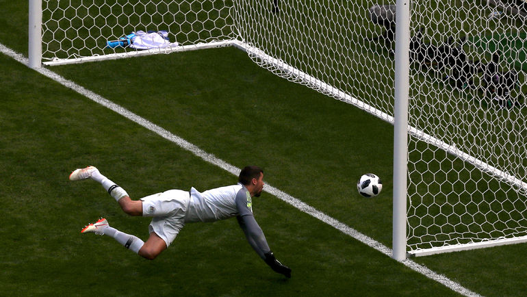 Сегодня. Казань. Франция - Австралия - 2:1. Мяч влетает в ворота Мэтью РАЙАНА после удара Поля ПОГБА. Фото REUTERS Сегодня. Казань. Франция - Австралия - 2:1. Мяч влетает в ворота Мэтью РАЙАНА после удара Поля ПОГБА. Фото REUTERS