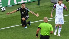 Сегодня. Москва. Аргентина – Исландия – 1:1. 77-я минута. Аргентинец Кристиан ПАВОН, судья Шимон МАРЧИНЯК и исландец Ари Фрейр СКУЛАСОН (слева направо).