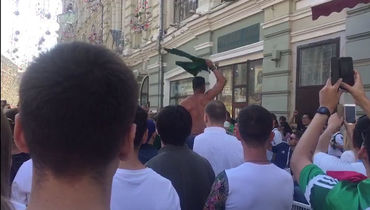 Болельщики сборной Бразилии "разминаются" на Никольской 