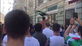 Болельщики сборной Бразилии "разминаются" на Никольской 