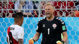 Сегодня. Саранск. Перу – Дания – 0:1. 45+1-я минута. Перуанец Кристиан КУЭВА не смог поразить ворота Каспера ШМАЙХЕЛЯ с 11-метровой отметки.