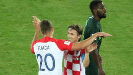 Суббота. Калининград. Хорватия – Нигерия – 2:0. Радость хорватов Марко ПЬЯЦЫ и Луки МОДРИЧА и разочарование нигерийца Брайна ИДОВУ после финального свистка.