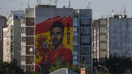 14 июня. Краснодар. Портрет Серхио Рамоса на девятиэтажке. Футболист оценил. Оцените и вы.