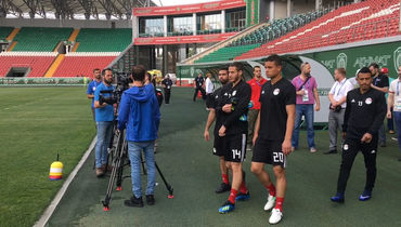 Салах играет в гандбол с поврежденным плечом