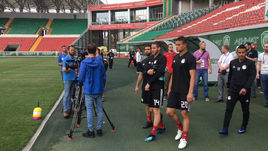 Салах играет в гандбол с поврежденным плечом