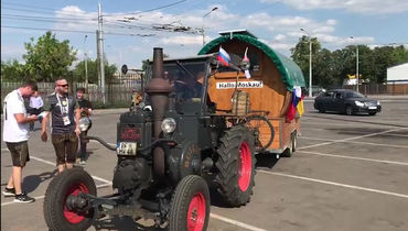 Немец на тракторе доехал до Лужников
