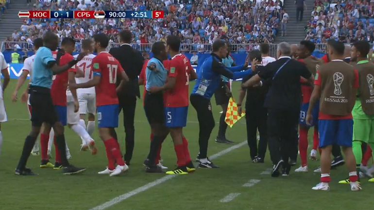 Неманья Матич (№21) vs скамейка Коста-Рики. Неманья Матич (№21) vs скамейка Коста-Рики.