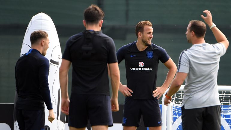 Харри КЕЙН (второй справа). Фото AFP Харри КЕЙН (второй справа). Фото AFP