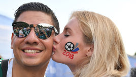 Воскресенье. Москва. Перед игрой сборных Германии и Мексики в Лужниках.