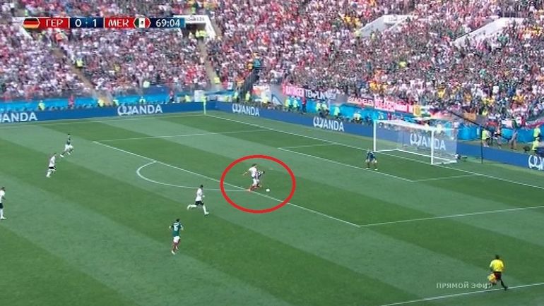 Хуммельс в борьбе с Чичарито использовал правую руку. Хуммельс в борьбе с Чичарито использовал правую руку.