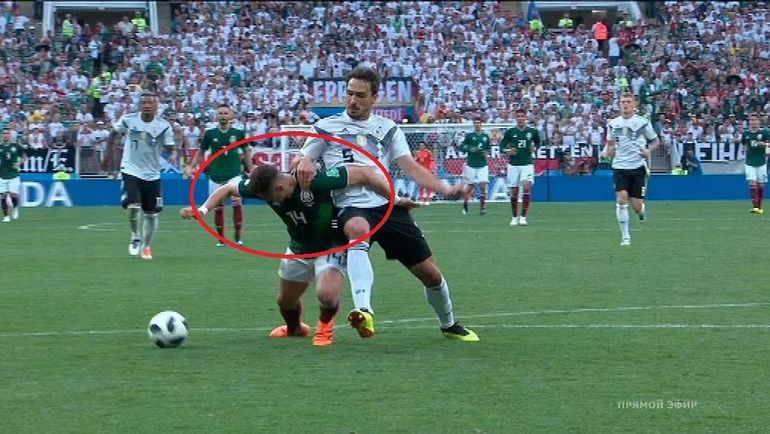 Будь Хуммельс чуть агрессивней, соверши он на самом деле задержку – быть скандалу. Будь Хуммельс чуть агрессивней, соверши он на самом деле задержку – быть скандалу.