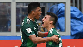 Воскресенье. Москва. Лужники. Германия - Мексика - 0:1. Ирвинг ЛОСАНО (справа) и Хесус ГАЛЬЯРДО: победа!