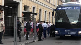 Сборная России прилетела в Санкт-Петербург без Дзагоева