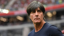 Воскресенье. Москва. Лужники. Германия - Мексика - 0:1. Главный тренер сборной Германии Йоахим ЛЕВ.