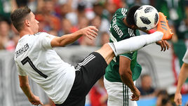 Воскресенье. Москва. Лужники. Германия - Мексика - 0:1. Юлиан ДРАКСЛЕР (№7) и Хесус ГАЛЬЯРДО.