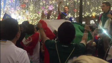 Мексиканцы и русские празднуют победу над Германией на Никольской