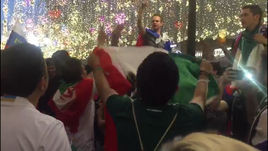 Мексиканцы и русские празднуют победу над Германией на Никольской