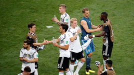 Воскресенье. Москва. Лужники. Германия - Мексика - 0:1. Расстроенные игроки сборной Германии после матча.