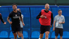 Воскресенье. Зеленогорск. Защитник Кайл УОКЕР (слева) и нападающий Харри КЕЙН на тренировке.