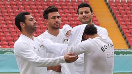 Суббота. Грозный. Игроки сборной Египта помогают Мохамеду САЛАХУ (второй справа) надеть футболку.