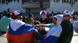 Болельщики смотрят церемонию открытия чемпионата мира-2018 в фан-зоне Краснодара.