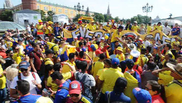 Колумбийцы играют на гармошке