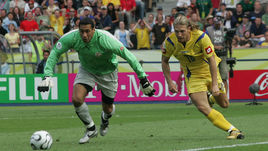 23 июня 2006 года. Берлин. Украина - Тунис - 1:0. Андрей ВОРОНИН (справа) против Али БУМНИЖЕЛЯ: на чемпионате мира-2006 украинская сборная дошла до четвертьфинала.