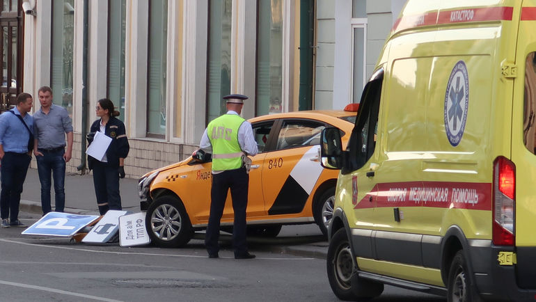 16 июня. Москва. Результат ДТП на Ильинке. Фото REUTERS 16 июня. Москва. Результат ДТП на Ильинке. Фото REUTERS