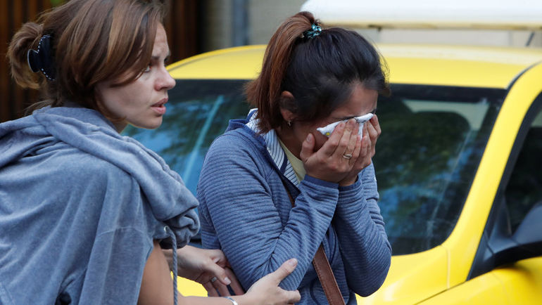 Понедельник. Москва. Аида (справа) - жена Анарбека Чынгыза у зала суда. Фото REUTERS Понедельник. Москва. Аида (справа) - жена Анарбека Чынгыза у зала суда. Фото REUTERS