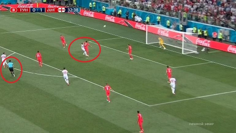 Кайл Уокер угодил отставленной в сторону рукой в лицо выбегавшему на верховую передачу Фахреддину Бен Юссефу. Кайл Уокер угодил отставленной в сторону рукой в лицо выбегавшему на верховую передачу Фахреддину Бен Юссефу.